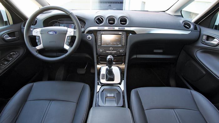 Το εσωτερικό του Ford S-MAX είναι μοντέρνο σχεδιαστικά και ποιοτικό στη κατασκευή και επιλογή των υλικών.	