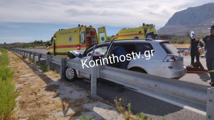 Ένα αυτοκίνητο σταμάτησε ώστε να βοηθήσουν τον οδηγό του ταξί που καιγόταν στη Λ.Ε.Α., όταν ένα άλλο αυτοκίνητο προσέκρουσε πάνω τους.