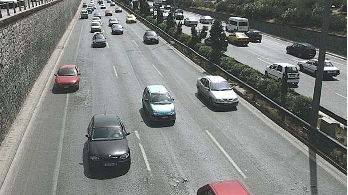Όταν δε θέλετε να προσπεράσετε, θα πρέπει να κινήστε στη μεσαία λωρίδα κυκλοφορίας. Όταν δε θέλετε να προσπεράσετε, θα πρέπει να κινήστε στη μεσαία λωρίδα κυκλοφορίας.