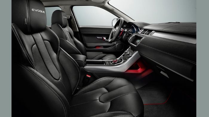 Μαύρα δερμάτινα διάτρητα καθίσματα και κόκκινες πινελιές στο εσωτερικό του Range Rover Evoque NW8.
