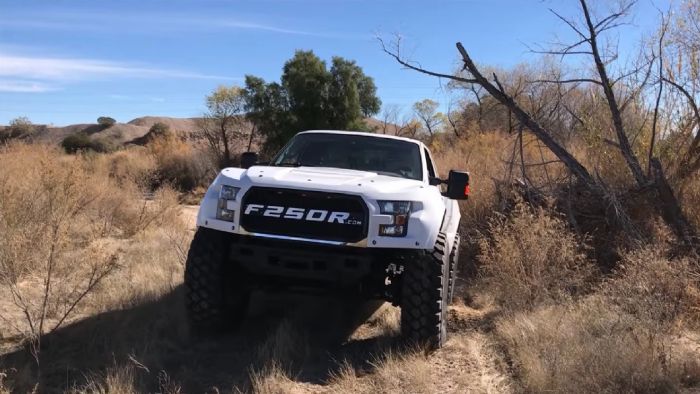 Η F250R επέλεξε τον κινητήρα Power Stroke των 6,7 λίτρων, καθώς έπρεπε κάπως να κινήσει τους θηριώδεις τροχούς με τα ελαστικά των 46 ιντσών. Οι ζάντες αλουμινίου προέρχονται από ναρκαλιευτικό όχημα του αμερικάνικου στρατού. Η F250R επέλεξε τον κινητήρα Power Stroke των 6,7 λίτρων, καθώς έπρεπε κάπως να κινήσει τους θηριώδεις τροχούς με τα ελαστικά των 46 ιντσών. Οι ζάντες αλουμινίου προέρχονται από ναρκαλιευτικό όχημα του αμερικάνικου στρατού.