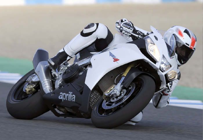 Εκτός της βασικής έκδοσης R, το Aprilia RSV4 διατίθεται και σε άλλες δύο.
