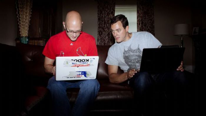 Oι hackers Charlie Miller και Chris Valasek, είχαν κατορθώσει να πάρουν εξ αποστάσεως τον έλεγχο ενός Jeep Cherokee του 2014 και το είχαν ρίξει σε ένα χαντάκι. 