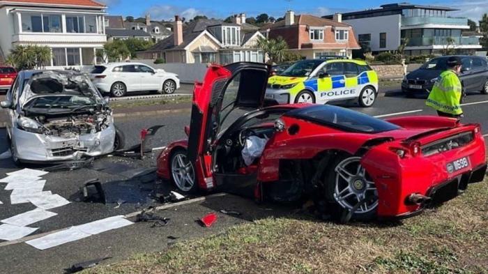 Σπάνια Ferrari Enzo έγινε... βίδες με Honda Jazz! Σπάνια Ferrari Enzo έγινε... βίδες με Honda Jazz!