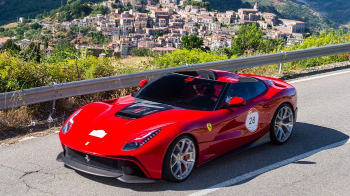 Ένας πελάτης της Ferrari ήθελε μια δίχρωμη F12berlinetta με ανοικτή οροφή και επιρροές από την 250 Testa Rossa του 1957. Η Ferrari ικανοποίησε τη ζήτηση με την F12 TRS.