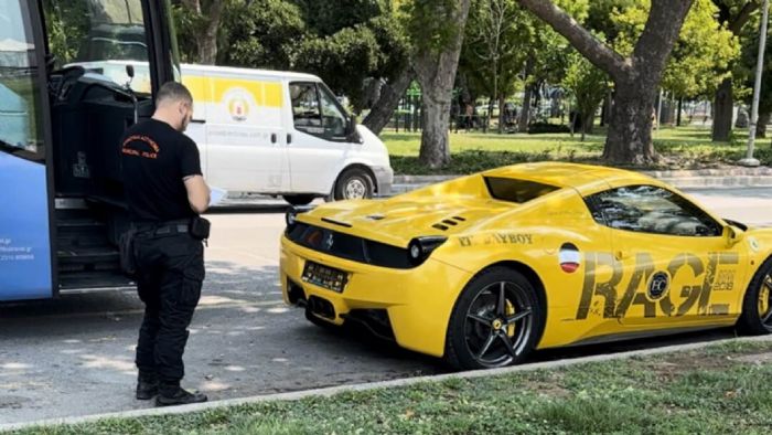 Θεσσαλονίκη: Πινακίδες από Ferrari αφαίρεσε η δημοτική αστυνομία  