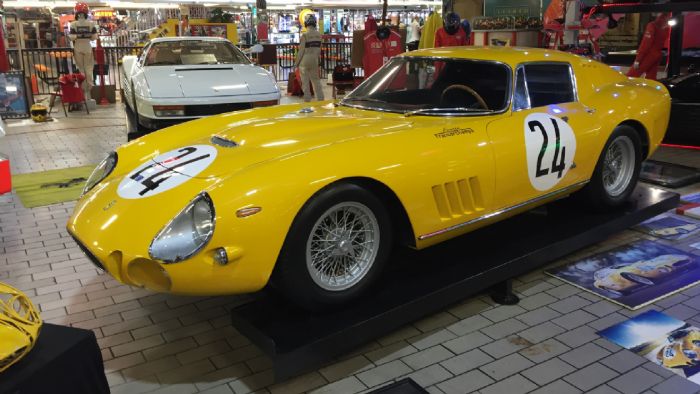 Η 275 GTB/C Speciale είναι τόσο ακριβή γιατί αποτελεί το ένα από τα τρία αντίτυπα που φτιάχτηκαν ποτέ. Επιπλέον, είναι το μόνο που έχει αγωνιστικό παρελθόν, καθώς νίκησε το 1965 στην κατηγορία GT στις 24 Ώρες του Le Mans.