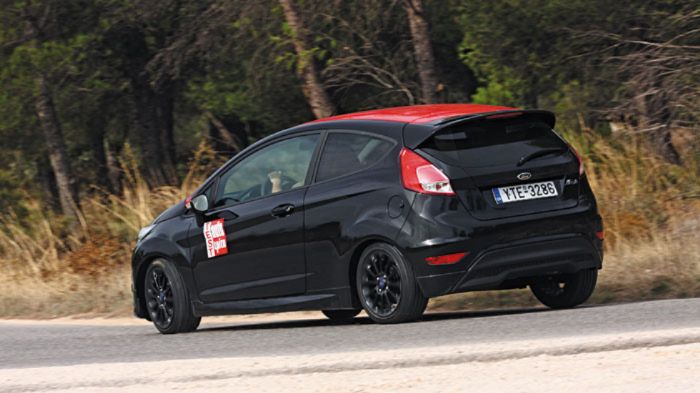 Με πηδάλια φτιαγμένα για οδήγηση και ψυχωμένο κινητήρα, το Ford Fiesta Black Edition δεν έχει πρόβλημα να κρατάει υψηλές μέσες ανεξάρτητα από την καμπυλότητα των στροφών.
