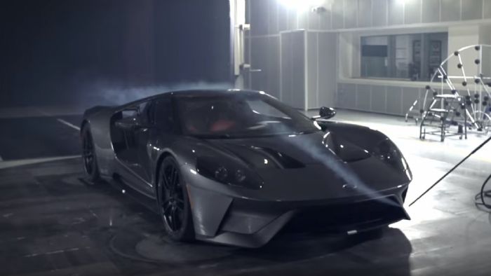 Δείτε το εντυπωσιακό αποτέλεσμα με το Ford GT σε τούνελ αέρα και τον χρωματισμένο αέρα να γλιστράει πάνω του με 200 χλμ./ώρα.