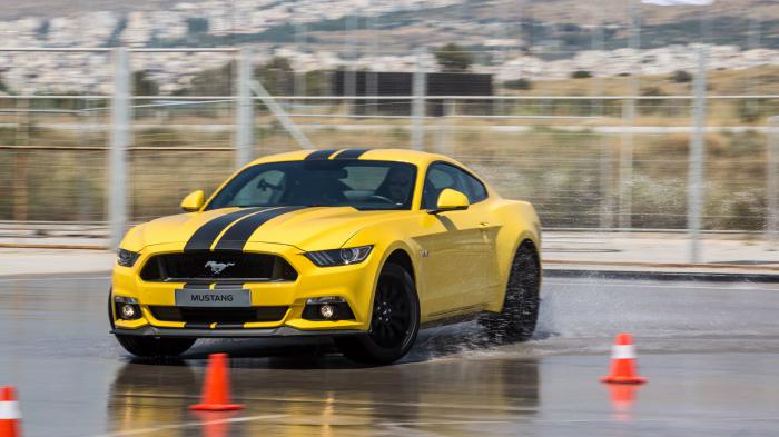 Με την κτηνώδη V8 Mustang GT των 421 ίππων και τα ηλεκτρονικά πλήρως απενεργοποιημένα τα πράγματα είναι ζόρικα χωρίς χειρουργικούς χειρισμούς…