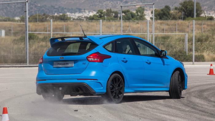 To Focus RS των 350 ίππων επιβεβαίωσε το απολαυστικό και εκρηκτικό οδηγικό του ταμπεραμέντο. To Focus RS των 350 ίππων επιβεβαίωσε το απολαυστικό και εκρηκτικό οδηγικό του ταμπεραμέντο.