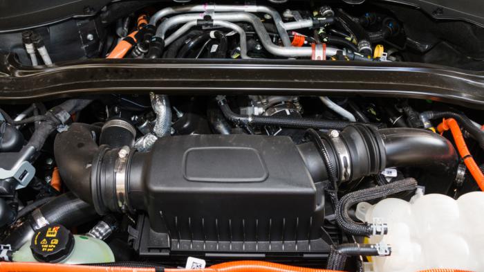 Ο «εξερευνητής» της Ford συνδυάζει ένα high-tech, 3λιτρο turbo V6 EcoBoost κινητήρα 363 ίππων με ένα ηλεκτρικό μοτέρ 102 ίππων και μία μπαταρία 13,6 kWh (10,3 kWh η ωφέλιμη χωρητικότητα). 