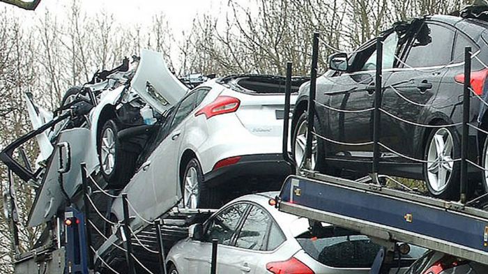 Το αποτέλεσμα της σφοδρής σύγκρουσης ήταν να καταστραφούν τα αυτοκίνητα της άνω σειράς.