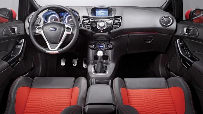 Σπορτίφ πινελιές σε τιμόνι, πεντάλ και επιλογέα ταχυτήτων για το εσωτερικό του νέου Fiesta ST.