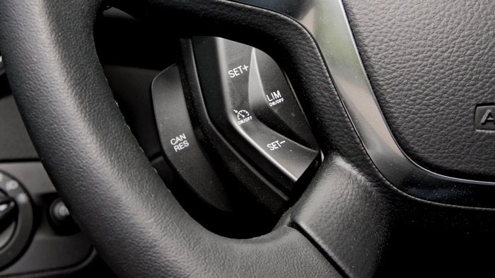 Στάνταρ Cruiser Control και χειριστήρια ηχοσυστήματος στο τιμόνι.