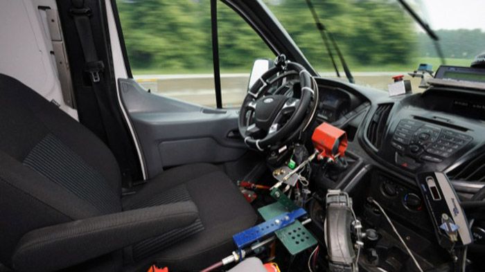Το αυτόνομο σύστημα τοποθετήθηκε επάνω σε ένα Ford Transit με σκοπό να αντικατασταθεί ο οδηγός με… ρομποτικά μηχανήματα.