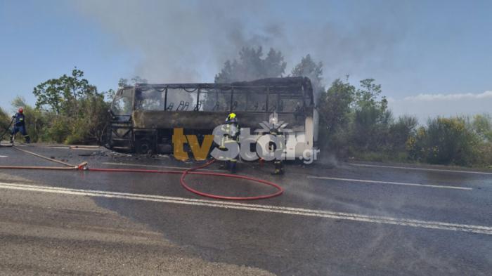 Το λεωφορείο τυλίχθηκε στις φλόγες και καταστράφηκε ολοσχερώς. Ευτυχώς οι επιβάτες και ο οδηγός πρόλαβαν να αποβιβαστούν εγκαίρως και είναι όλοι καλά στην υγεία τους.