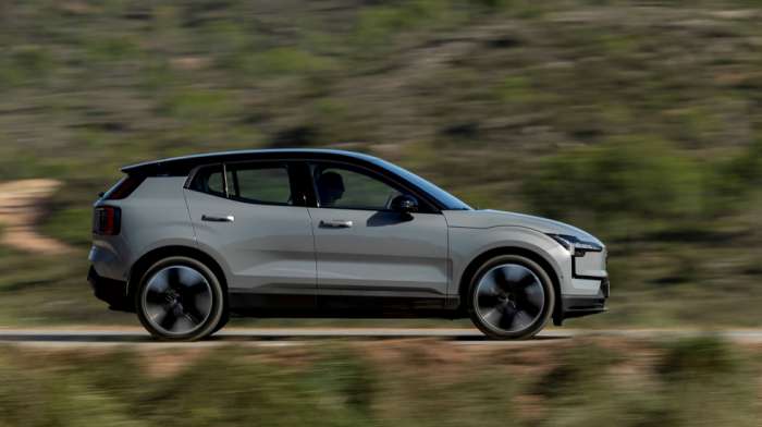 Το Volvo EX30 κάνει το 0-100 σε 5,7 δλ. (εργοστασιακή μέτρηση), με την τελική ταχύτητα να περιορίζεται στα 180 χλμ./ώρα (+10 σε σχέση με το Kia). Το Volvo EX30 κάνει το 0-100 σε 5,7 δλ. (εργοστασιακή μέτρηση), με την τελική ταχύτητα να περιορίζεται στα 180 χλμ./ώρα (+10 σε σχέση με το Kia).