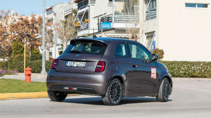 Το σύστημα διεύθυνσης του Fiat 500e είναι αρκετά άμεσο και με καλή πληροφόρηση, ενώ το σφιχτό σετάρισμα της ανάρτησης να συντελεί στις προβλέψιμες αντιδράσεις του 500 και στην συνολικά ευχάριστη αίσθη Το σύστημα διεύθυνσης του Fiat 500e είναι αρκετά άμεσο και με καλή πληροφόρηση, ενώ το σφιχτό σετάρισμα της ανάρτησης να συντελεί στις προβλέψιμες αντιδράσεις του 500 και στην συνολικά ευχάριστη αίσθη