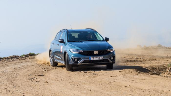 Οι cross εκδόσεις του Fiat Tipo θα κινηθούν με άνεση στο χώμα και χωρίς φόβο στα κακοτράχαλα σημεία του, αξιοποιώντας και την αυξημένη απόσταση από το έδαφος κατά 4εκ.. Οι cross εκδόσεις του Fiat Tipo θα κινηθούν με άνεση στο χώμα και χωρίς φόβο στα κακοτράχαλα σημεία του, αξιοποιώντας και την αυξημένη απόσταση από το έδαφος κατά 4εκ..