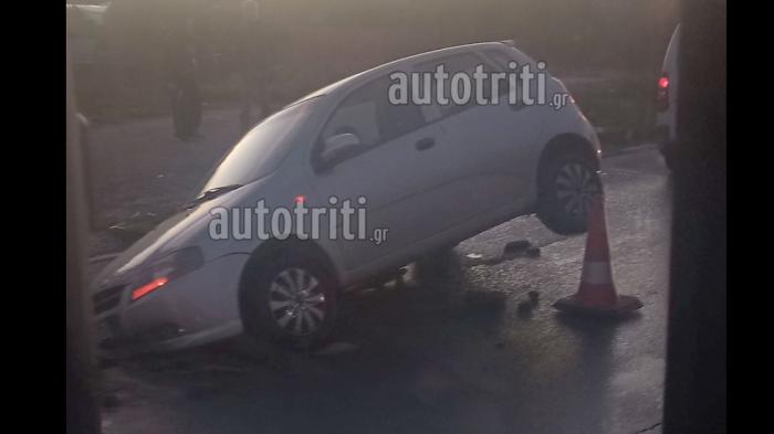 Αυτοκίνητο «βούλιαξε» λόγω καθίζησης σε δρόμο της Φυλής