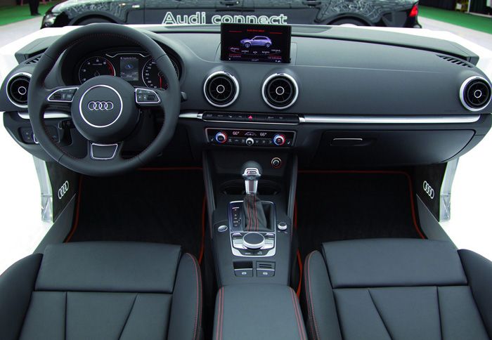 Το νέο Audi A3 φαίνεται να διαθέτει καλύτερης ποιότητας υλικά, ενώ η κεντρική κονσόλα έχει μια μικρή κλίση προς τον οδηγό. 