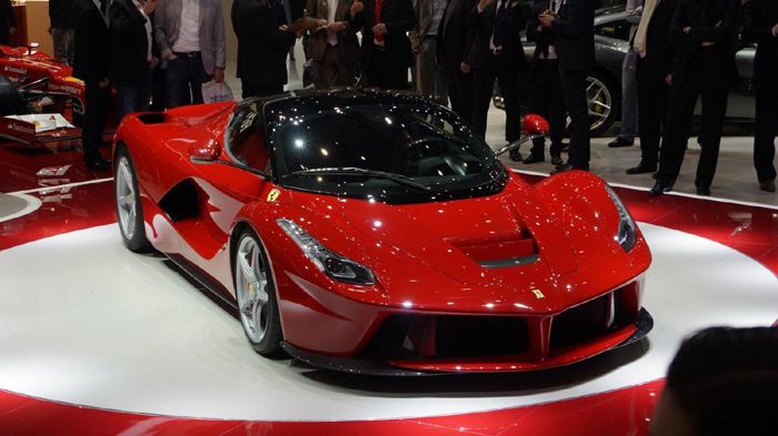 Η LaFerrari χρειάζεται λιγότερο από 3 δευτερόλεπτα για να επιταχύνει από στάση στα 100χλμ./ ώρα και η τελική της ταχύτητα ξεπερνά τα 350 χλμ. /ώρα!