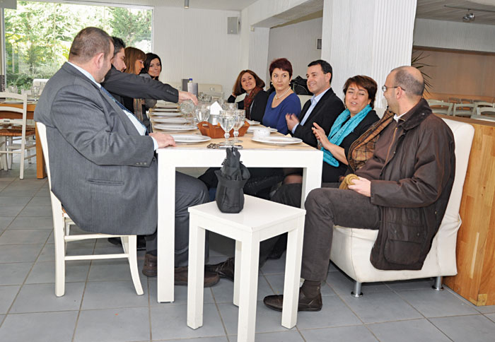 Το κλίμα μεταξύ των παρευρισκομένων στελεχών του Auto Τρίτη και της GM Ελλάς ήταν ευχάριστο, ενώ η κουβέντα περιστράφηκε γύρω από τον πρωταγωνιστή της εκδήλωσης, το Opel Insignia