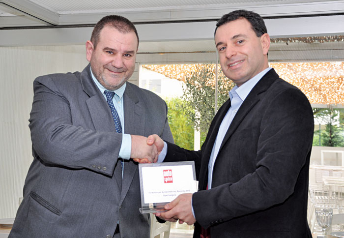 Ο κ. Λεωνίδας Μισαλάκης, Διευθυντής Marketing της GM Ελλάς, παραλαμβάνει περιχαρής το βραβείο του Καλύτερου Αυτοκινήτου της Χρονιάς για το Insignia, από το Διευθυντή Περιοδικών Αυτοκινήτου της Motor Press κ. Γιώργο Τριανταφύλλη