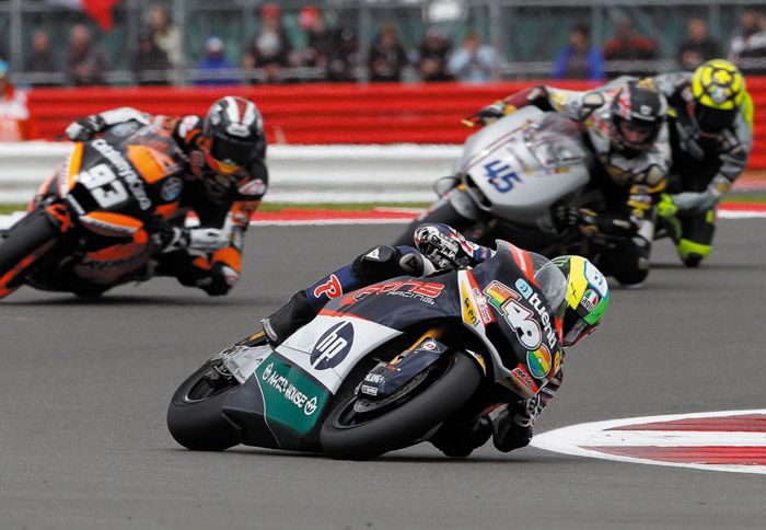 Ο πολύχρωμος Pol Espargaro στο δρόμο για τη νίκη. Μεγάλες μάχες, και έντονος συναγωνισμός, τόσο στον αγώνα, όσο και στο πρωτάθλημα.
