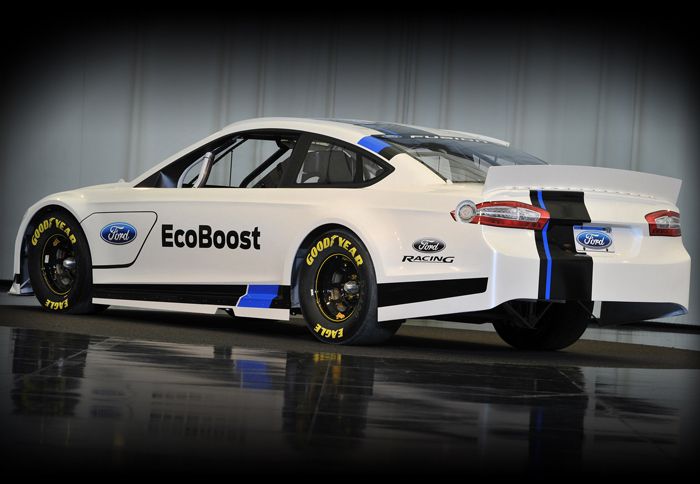 H Ford είδε το Fusion 2013 Nascar Edition και μια ευκαιρία για να προωθήσει το νέο sedan μοντέλο που θα δούμε κ στην Ευρώπη ως Ford Mondeo.