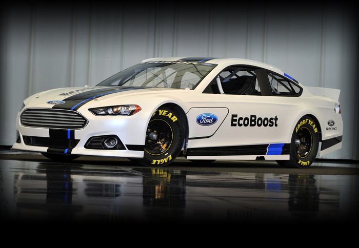 To Ford Fusion 2013 με περιβολή NASCAR Sprint Cup. 
