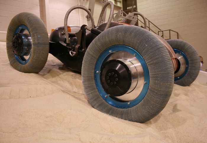 Η Goodyear και η NASA κατασκεύασαν από κοινού ένα... αυθαρτο ελαστικό για τα διαστημικά οχήματα.