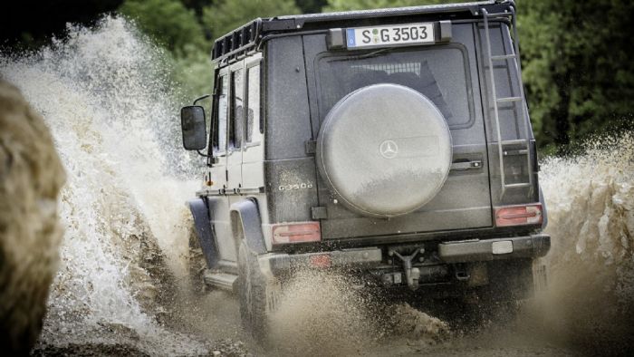 Η αύξηση της απόστασης του πατώματος της νέα G 350 d Professional από το έδαφος τη βοηθάει ώστε να αποκτήσει γωνία προσέγγισης 36 μοιρών.