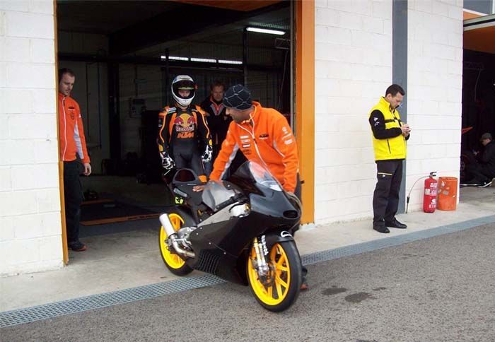 H KTM στις δοκιμές της Βαλένθιας για την προετοιμασία του Moto3.
