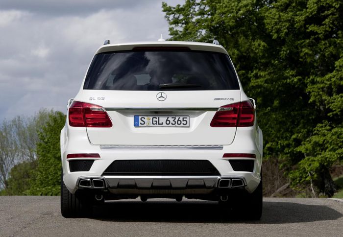 Στο πίσω μέρος της Mercedes GL63 AMG εντυπωσιάζει η εξάτμιση με την 4πλή απόληξη.