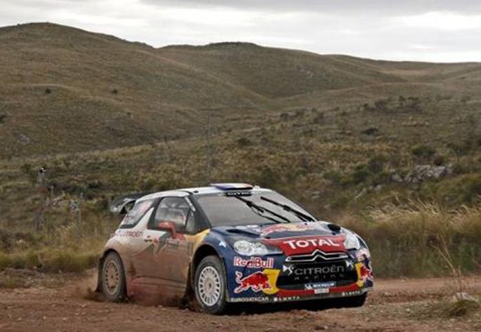 Συνεχίζει στην κορυφή ο Sebastien Loeb με το Citroen DS3 WRC του, με τον Latvala και Hirvonen να τον ακολουθούν. Συνεχίζει στην κορυφή ο Sebastien Loeb με το Citroen DS3 WRC του, με τον Latvala και Hirvonen να τον ακολουθούν.