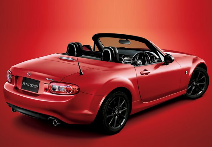 Το Mazda MX-5 Miata Special Edition προσφέρεται μόνο σε δύο χρώματα, αυτό του λευκού Crystal White Pearl Mica και του κόκκινου Velocity Red Mica. 