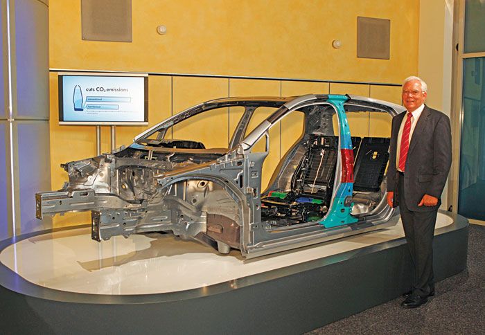 Ο Δρ. Ούλριχ Χάκενμπεργκ, υπεύθυνος για την εξέλιξη του νέου VW Golf, μπροστά από το πλαίσιο του αυτοκινήτου.
