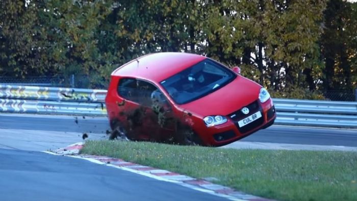 Στο slow motion του βίντεο, φαίνεται καθαρά ότι ο οδηγός δεν έκανε τίποτα για να σώσει το αμάξι του. Κι όμως κατάφερε να τη γλιτώσει!