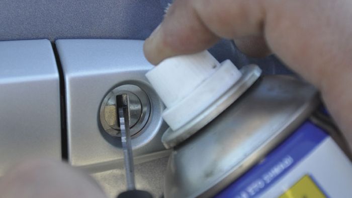 Μία μικρή ποσότητα σπρέι γράσου είναι ικανή να λιπάνει την κλειδαριά ασφάλισης.
