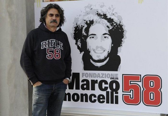 Ο πατέρας του Marco Simoncelli θα παρουσιάσει στις 20 Ιανουαρίου ένα νέο μη κερδοσκοπικό ίδρυμα προς τιμή του αδικοχαμένου γιου του.
