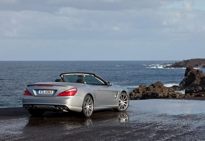 Η Mercedes-Benz SL63 AMG αποδίδει 537 ίππους.