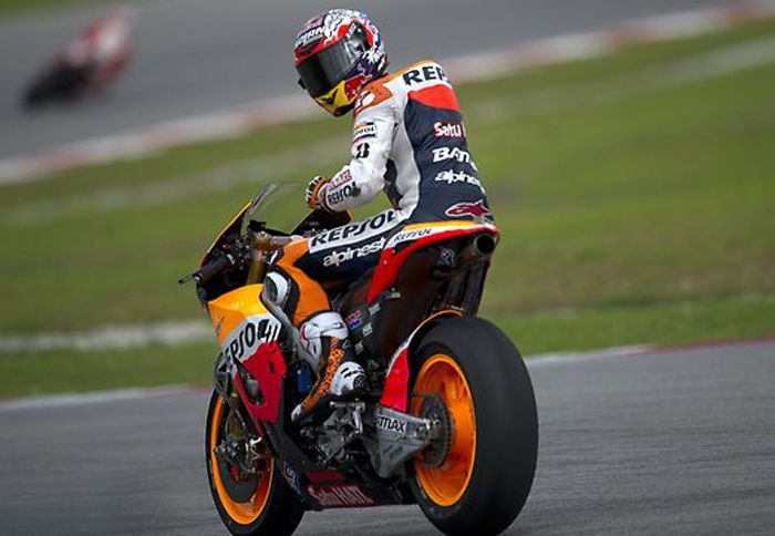 Η στρατηγική που θα πρέπει να ακολουθήσει είναι να κρατήσει ένα σταθερό ρυθμό και να διατηρήσει τη θέση του.
