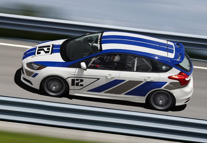 Στο Ford Focus ST-R έχει τοποθετηθεί νέα σπορ ανάρτηση και roll cage για να πληροί τις αγωνιστικές προδιαγραφές της FIA.