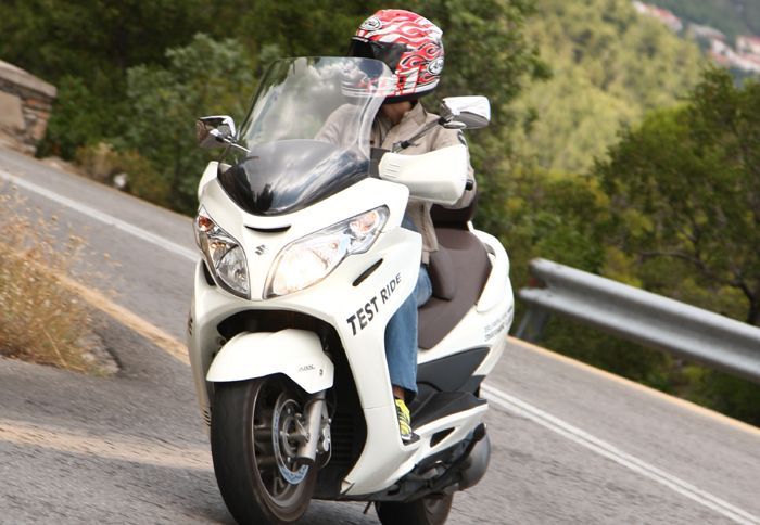 Πιο φρέσκο, πιο σπορ, πιο μοντέρνο scooter μπορεί να χαρακτηριστεί το Burgman 400 μετά από το επιτυχημένο facelift της Suzuki.
