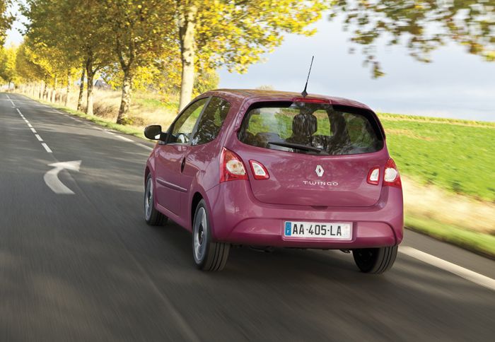 Για το ανανεωμένο Renault Twingo οι άνθρωποι της Renault μας δήλωσαν ότι οι τιμές του θα κυμανθούν στα ίδια επίπεδα με αυτές του τωρινού (από 9.990 ευρώ). Για το ανανεωμένο Renault Twingo οι άνθρωποι της Renault μας δήλωσαν ότι οι τιμές του θα κυμανθούν στα ίδια επίπεδα με αυτές του τωρινού (από 9.990 ευρώ).