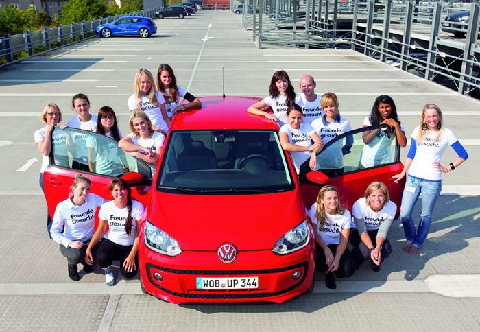 16 άτομα μέσα σε ένα VW up! Kι όμως, χωρέσανε...
