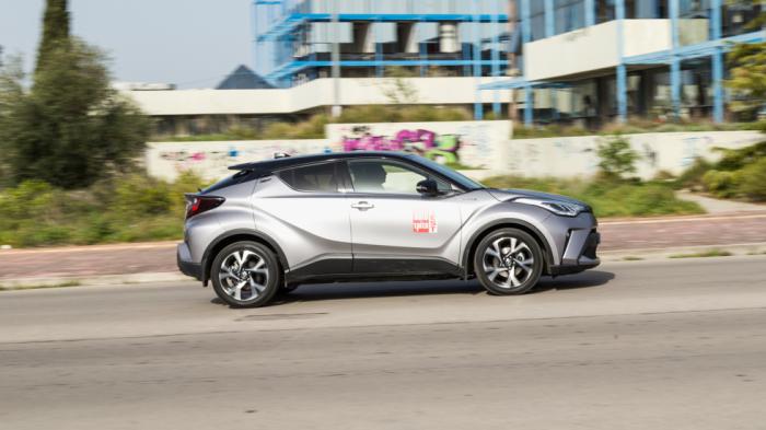 Προσόν του Toyota C-HR είναι πως μέσα στην πόλη μπορεί να κινηθεί για κάποια χιλιόμετρα μόνο ηλεκτρικά, και άρα εκπέμποντας μηδενικούς ρύπους.