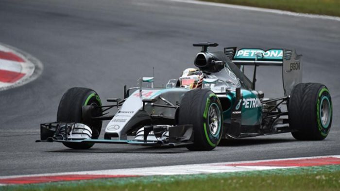 O poleman Lewis Hamilton 